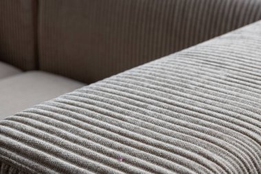 Boş alan arkaplanı. Ayrıntılı dikişli kumaşlı kanepenin yakın çekimi, yumuşak malzeme sergilenmesi ve kusursuz işçilik..