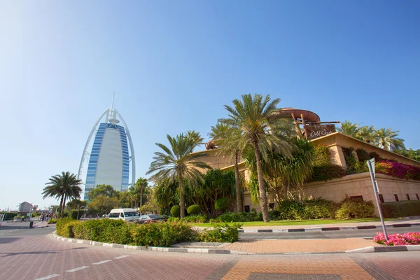 DUBAI, EAU - 11 DE ABRIL: Edificios modernos en Dubai, el 11 de Aprol de 2016, Dubai, EAU. Dubai Burj Al Arab edificio en el día del sol . — Foto de Stock