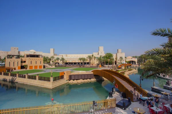 DUBAI, Emiratos Árabes Unidos - 11 DE ABRIL: Vista de la Madinat Jumeirah.Madinat Jumeirah abarca hoteles, tiendas y casas árabes tradicionales. 11 de abril de 2016 en Dubai — Foto de Stock