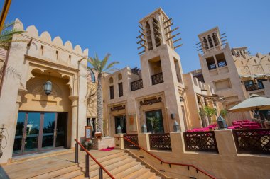 Dubai, Birleşik Arap Emirlikleri - 11 Nisan: Souk Madinat Jumeirah.Madinat Jumeirah görünümünü oteller, dükkanı ve geleneksel Arap evleri kapsar. 11 Nisan 2016 Dubai