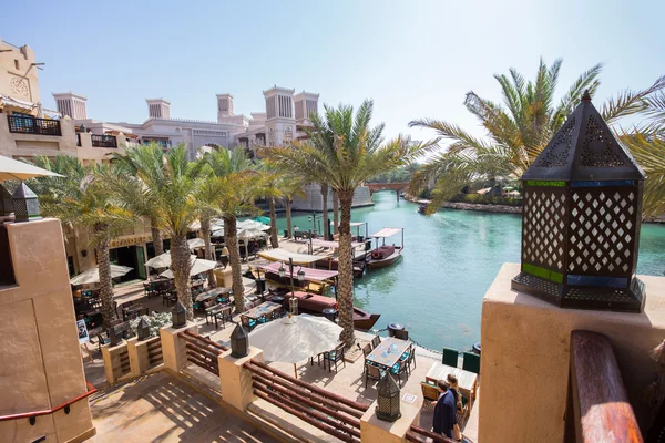 DUBAI, Emiratos Árabes Unidos - 11 DE ABRIL: Vista de la Madinat Jumeirah.Madinat Jumeirah abarca hoteles y arquitectura árabe tradicional. 11 de abril de 2016 en Dubai — Foto de Stock