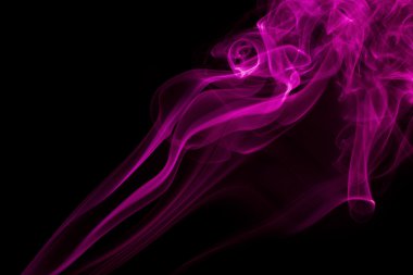 Siyah arka plan üzerine mor duman