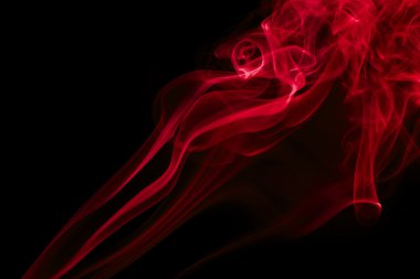 Siyah arkaplanda kırmızı duman