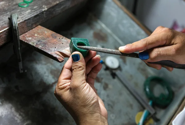 Herrero de oro haciendo un molde de cera de anillo, fabricación de joyas — Foto de Stock