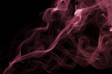 Rose kuvars renk siyah arka plan üzerine duman