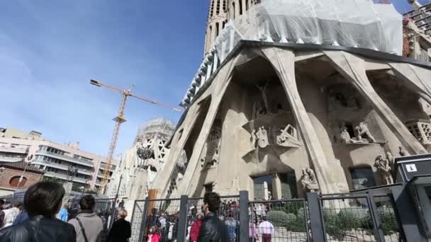 БАРСЕЛОНА-ИСПАНИЯ - 29 ОКТ 2015: La Sagrada Familia - впечатляющий собор, спроектированный Гауди, который строится с 19 марта 1882 года и еще не закончен 29 октября 2015 года в Барселоне, Испания . — стоковое видео