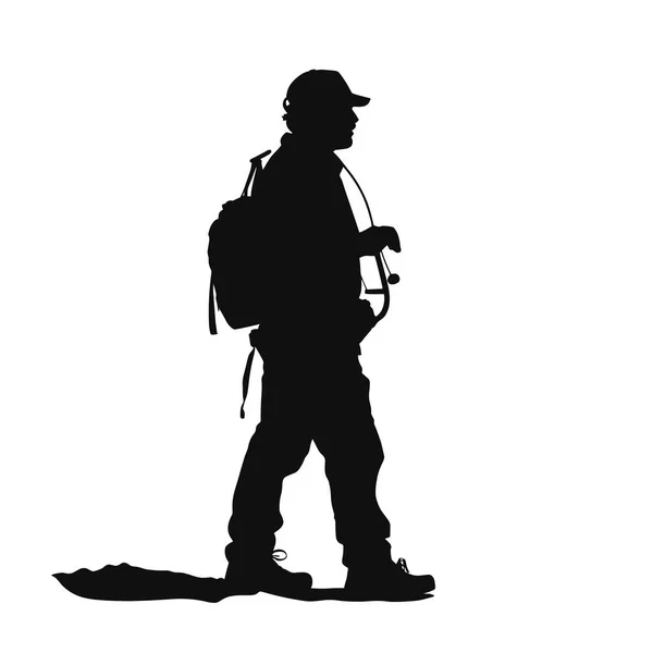 Şapka ve sırt çantası takan bir adamın silüetli figürü açık havada parlak bir arka planda yürüyor. Şahıs bilerek yürüyor ya da yürüyor gibi görünüyor..