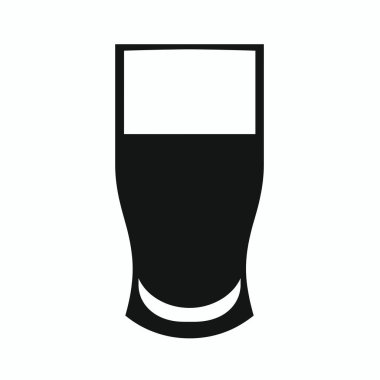 Düz bir yüzeyde, parlak ışıklarla aydınlatılmış koyu sıvıyla dolu uzun bir bardak duruyor. Cam pürüzsüz bir tasarıma sahiptir ve ışığı yansıtır parlak bir görünüm yaratır..