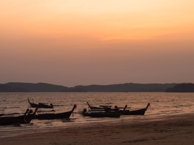 Günbatımı gökyüzü turuncu, Krabi, Tayland Thailand kumsalda. 