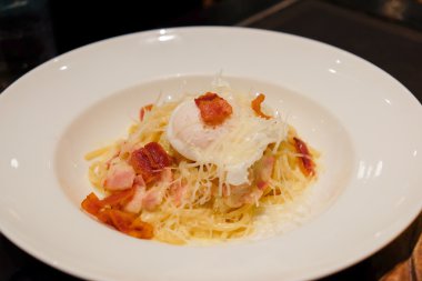 Beyaz bir plaka üzerinde peynir ile kesilmiş buz . 