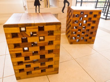 Sandalye ahşap küçük parçalar halinde yapılır. masada kahve dükkan. 