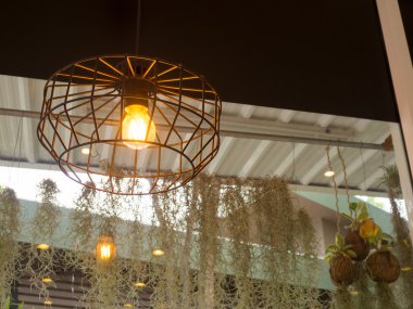 Edison'un ampul ve modern tarzı lamba. Sıcak sesi ampul lamba. Kafede lambalar.  