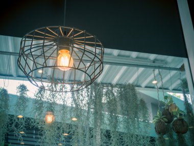 Edison'un ampul ve modern tarzı lamba. Sıcak sesi ampul lamba. Kafede lambalar.  