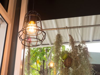 Edison'un ampul ve modern tarzı lamba. Sıcak sesi ampul lamba. Kafede lambalar.  