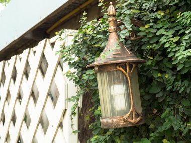 Güzel lamba stil, bahçede. Çimento yapılmış bir duvara monte. 