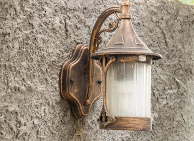 Güzel lamba stil, bahçede. Çimento yapılmış bir duvara monte. 