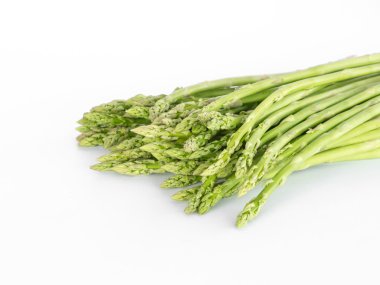 Taze kuşkonmaz, beyaz arka plan üzerinde izole. 