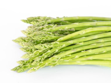 Taze kuşkonmaz, beyaz arka plan üzerinde izole. 