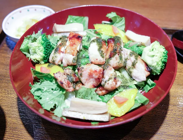 Salada de frango frita em uma chapa vermelha  . — Fotografia de Stock