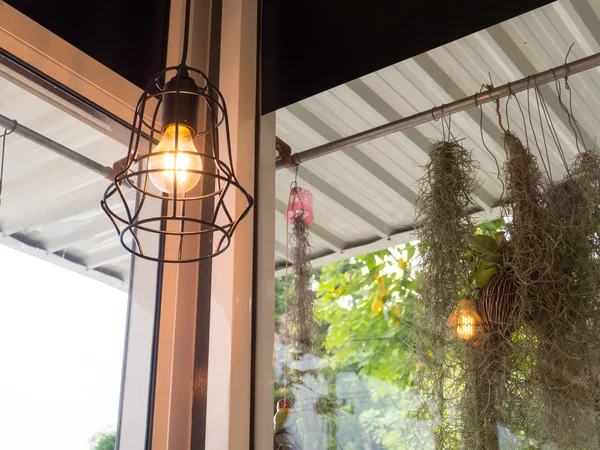 Lâmpada de Edison e lâmpada em estilo moderno. Lâmpada de lâmpada de tom quente. Lâmpadas no café . — Fotografia de Stock