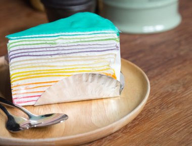 Gökkuşağı kek ahşap bir yemek üzerine. ahşap masa. 