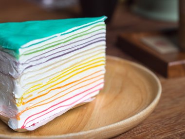 Gökkuşağı kek ahşap bir yemek üzerine. ahşap masa. 