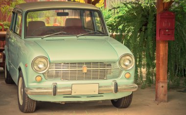 Garaja, vintage tarzı klasik otomobil . 