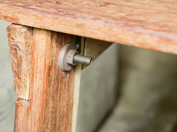 Mesa de madera se sujeta con pernos grandes  . — Foto de Stock