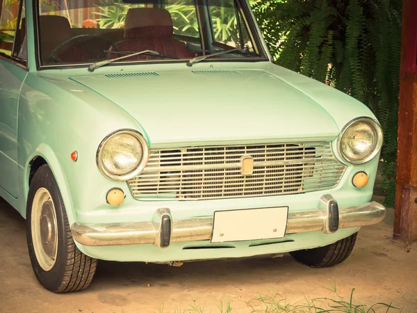 Carro clássico na garagem, estilo vintage  . — Fotografia de Stock