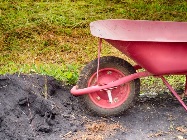 Röd vagn Dumpers och jord högen. — Stockfoto