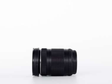 Siyah Lens beyaz arka plan üzerinde izole kamera.