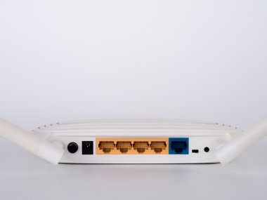 Beyaz arka plan üzerinde izole beyaz Wi-Fi Router.