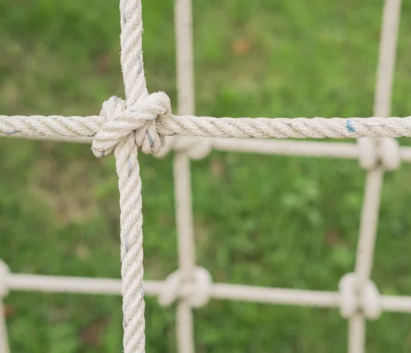 Corda amarrada em um nó, Brinquedo para crianças no playground . — Fotografia de Stock
