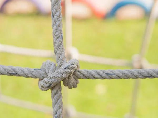 Cuerda atada en un nudo, Juguete para niños en el patio de recreo . — Foto de Stock