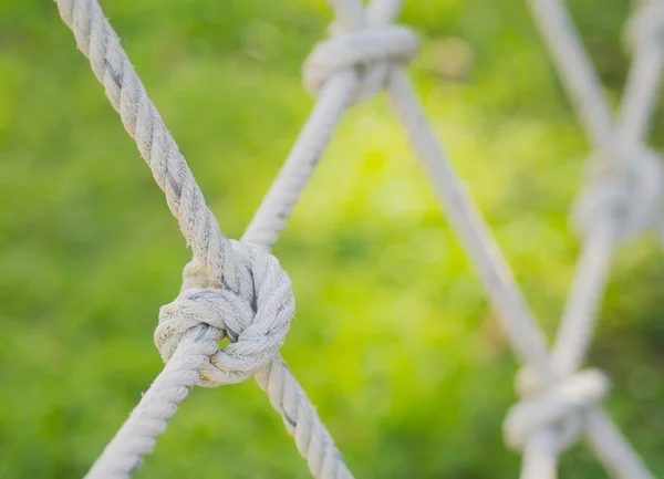 Corda amarrada em um nó, Brinquedo para crianças no playground . — Fotografia de Stock