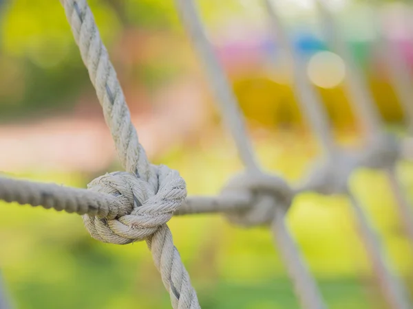 Cuerda atada en un nudo, Juguete para niños en el patio de recreo . — Foto de Stock