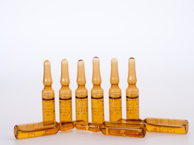 Beyaz arka plan üzerinde izole c vitamini şişe.