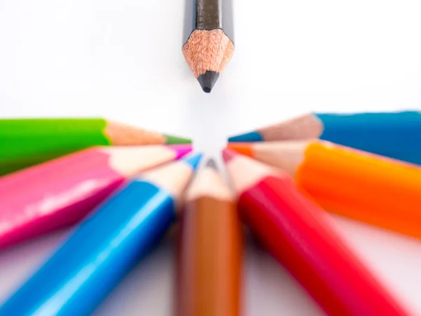 Кольорові олівці, крупним планом, на білому тлі . — стокове фото