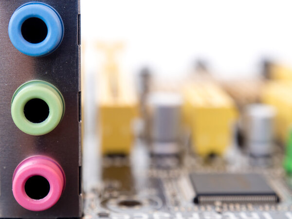 звуковая карта на борту
.