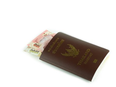 Pasaport ve para beyaz arkaplanda izole edildi. 