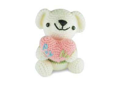 Oyuncak ayı iplikten, yapılan beyaz arka plan üzerinde izole kalp, tutun. 