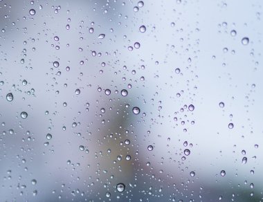 Yağmur suyu bir cam üzerine bırakır. doğa. 