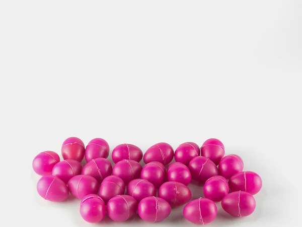 Розовые пластиковые шарики изолированы на белом фоне . — стоковое фото