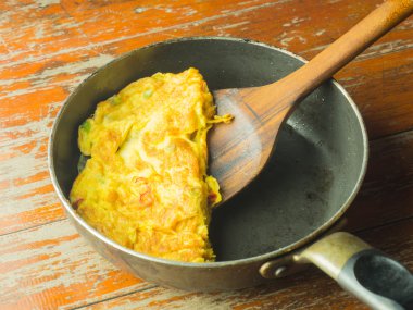 Ahşap masa üzerinde bir tavada omlet . 