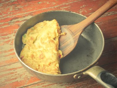 Ahşap masa üzerinde bir tavada omlet . 