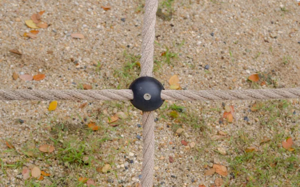 Corde nouée dans un nœud, Jouet pour enfants dans une aire de jeux . — Photo