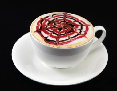 Cappuccino Latte Art, sütlü kahve ve siyah arka planda izole edilmiş beyaz bardakta şurup. 