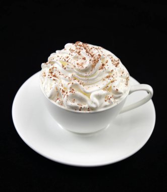 Einspanner Viyana kahvesi (krem şantili ve çikolatalı espresso) siyah arka planda izole edilmiş beyaz bir fincanda.