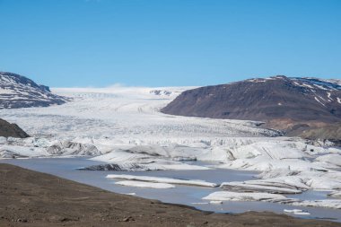 Hoffellsjokull Buzulu ve İzlanda 'nın güneyinde güneşli bir bahar gününde