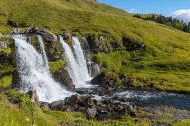 Güney İzlanda kırsalındaki Fljotshlid 'de gluggafoss şelalesi